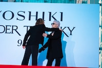 ハグするYOSHIKIとHYDE。