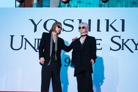 言葉を交わすYOSHIKIとHYDE。