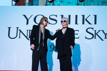 言葉を交わすYOSHIKIとHYDE。