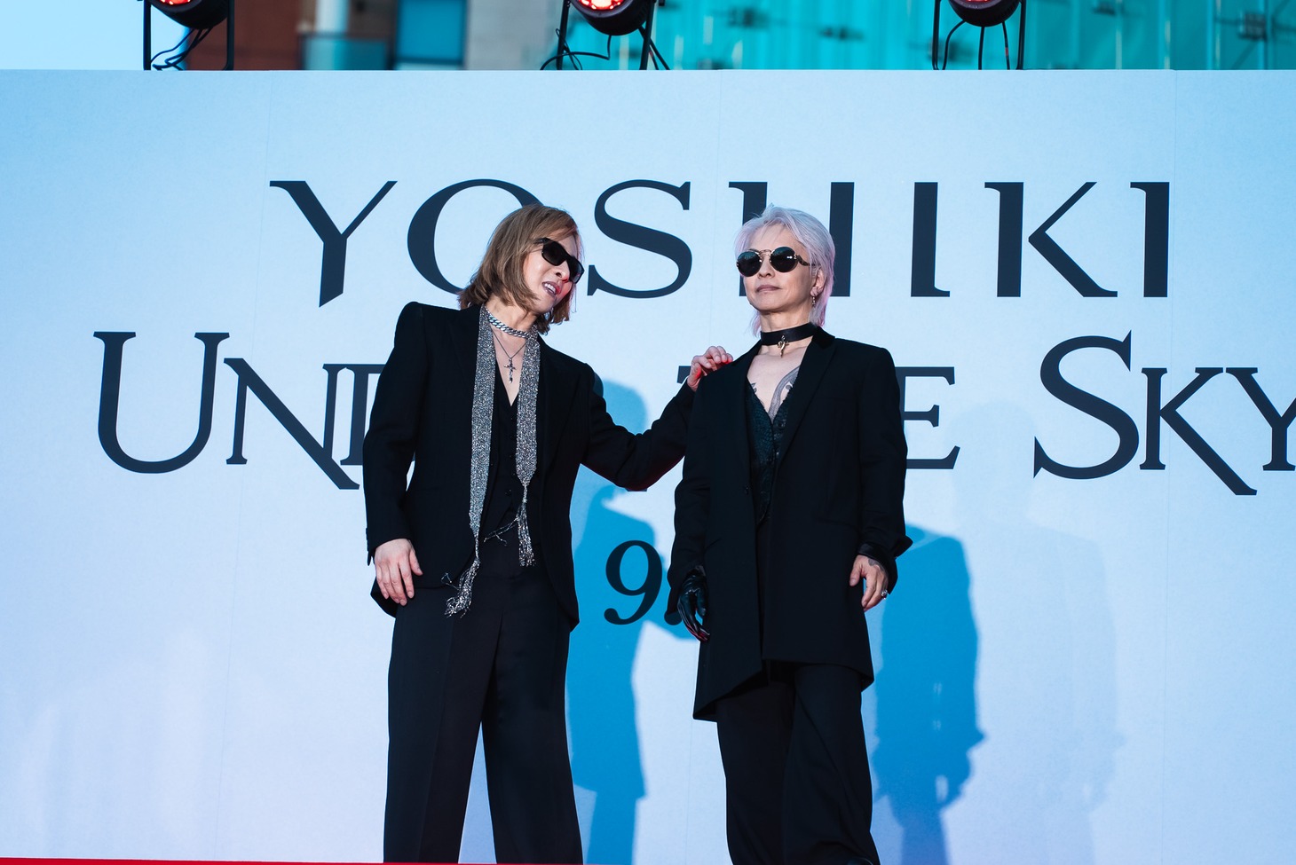 言葉を交わすYOSHIKIとHYDE。