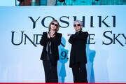 Xポーズを決めるYOSHIKIとHYDE。