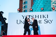 自撮りするYOSHIKIとHYDE。