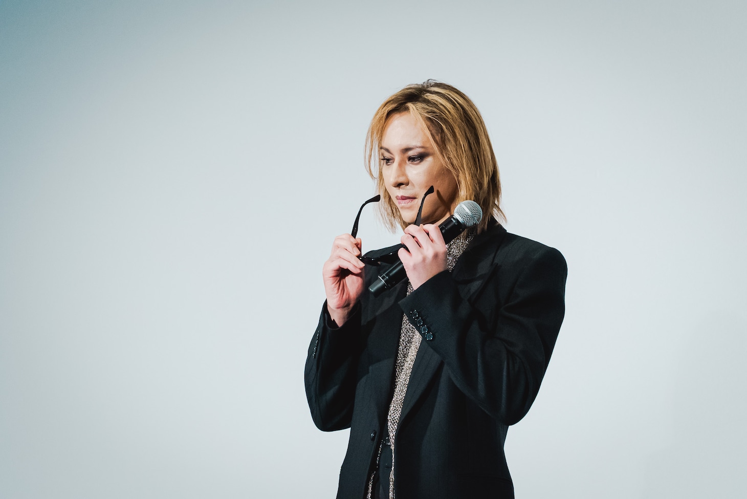 冒頭だけサングラスを外したYOSHIKI。