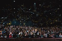 金銀テープ発射で盛り上がるYOSHIKIと観客。