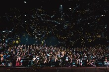 金銀テープ発射で盛り上がるYOSHIKIと観客。