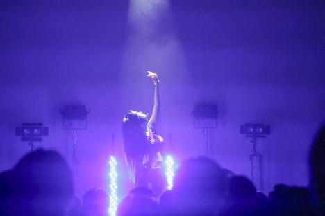 セレニティー・クルミによるソロコーナーの様子。（提供：AXY entertainment）