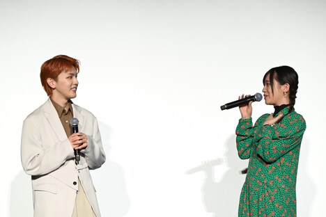 オレ・マラムシュからのメッセージに感激する高塚大夢（INI）と高橋李依。