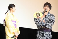 りんたろー。（EXIT）のトークを聞く恒松祐里。