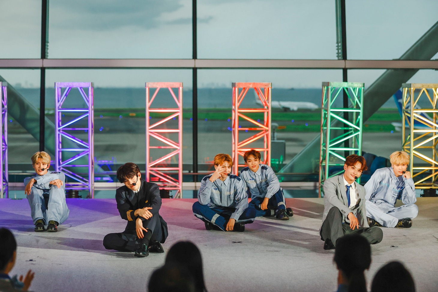 「Fly Away! DXTEEN! Fly Away! ANA!」の様子。(c)LAPONE Entertainment