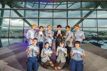 「Fly Away! DXTEEN! Fly Away! ANA!」の様子。(c)LAPONE Entertainment