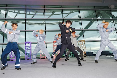 「Fly Away! DXTEEN! Fly Away! ANA!」の様子。(c)LAPONE Entertainment