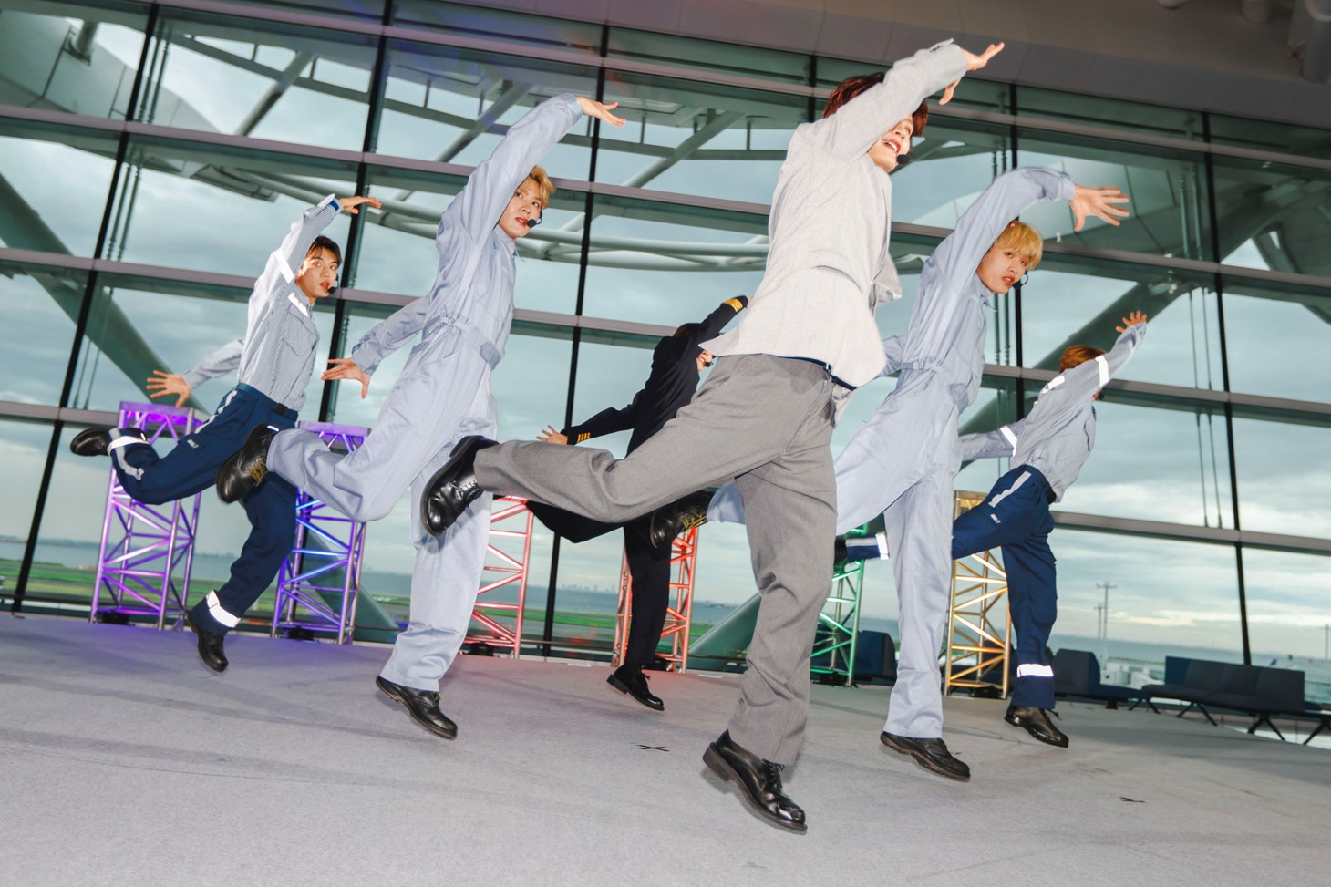 「Fly Away! DXTEEN! Fly Away! ANA!」の様子。(c)LAPONE Entertainment