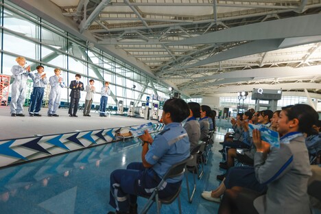 「Fly Away! DXTEEN! Fly Away! ANA!」の様子。(c)LAPONE Entertainment