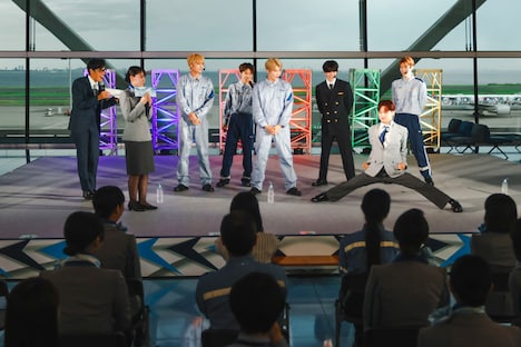「Fly Away! DXTEEN! Fly Away! ANA!」の様子。(c)LAPONE Entertainment