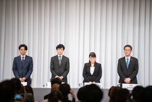 ジャニーズ事務所の記者会見の様子。左から井ノ原快彦、東山紀之、藤島ジュリー景子氏、木目田裕弁護士。