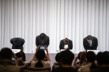 左から井ノ原快彦、東山紀之、藤島ジュリー景子氏、木目田裕弁護士。