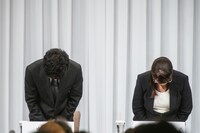 頭を下げる東山紀之（左）と藤島ジュリー景子氏（右）。