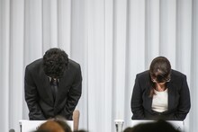 頭を下げる東山紀之（左）と藤島ジュリー景子氏（右）。