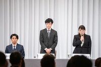 左から井ノ原快彦、東山紀之、藤島ジュリー景子氏。