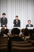 左から井ノ原快彦、東山紀之、藤島ジュリー景子氏、