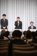 左から井ノ原快彦、東山紀之、藤島ジュリー景子氏、