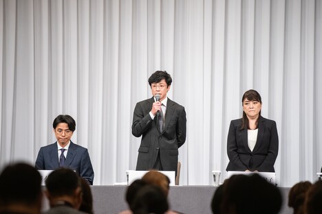 左から井ノ原快彦、東山紀之、藤島ジュリー景子氏。