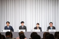 左から井ノ原快彦、東山紀之、藤島ジュリー景子氏、木目田裕弁護士。