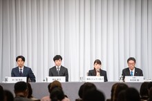 左から井ノ原快彦、東山紀之、藤島ジュリー景子氏、木目田裕弁護士。