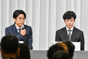 左から井ノ原快彦、東山紀之。