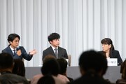 左から井ノ原快彦、東山紀之、藤島ジュリー景子氏。