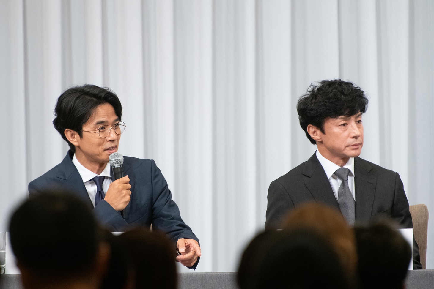 左から井ノ原快彦、東山紀之。