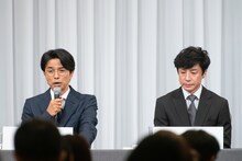 左から井ノ原快彦、東山紀之。