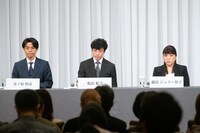 左から井ノ原快彦、東山紀之、藤島ジュリー景子氏。