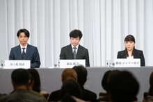 左から井ノ原快彦、東山紀之、藤島ジュリー景子氏。