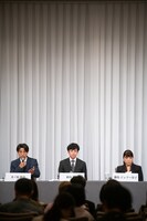 左から井ノ原快彦、東山紀之、藤島ジュリー景子氏。