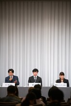 左から井ノ原快彦、東山紀之、藤島ジュリー景子氏。