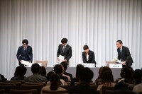 左から井ノ原快彦、東山紀之、藤島ジュリー景子氏、木目田裕弁護士。
