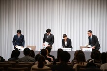 左から井ノ原快彦、東山紀之、藤島ジュリー景子氏、木目田裕弁護士。