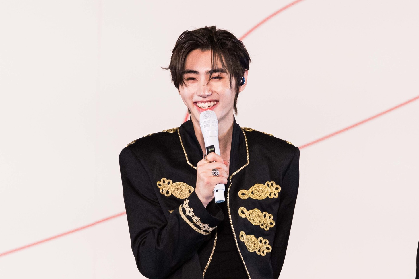 はにかむSUNGHOON。（撮影：曽我美芽）