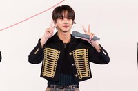 JUNGWONのダブルピース。（撮影：曽我美芽）