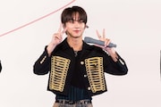 JUNGWONのダブルピース。(撮影:曽我美芽)