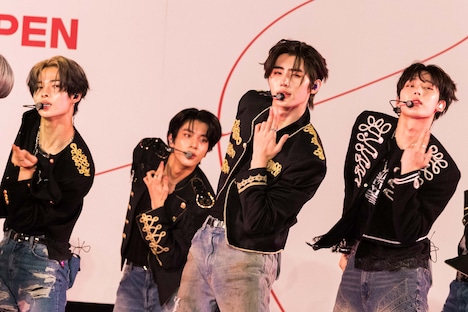 「Bite Me [Japanese Ver.]」パフォーマンスの様子。（撮影：曽我美芽）