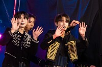 手を振るメンバー。（撮影：曽我美芽）