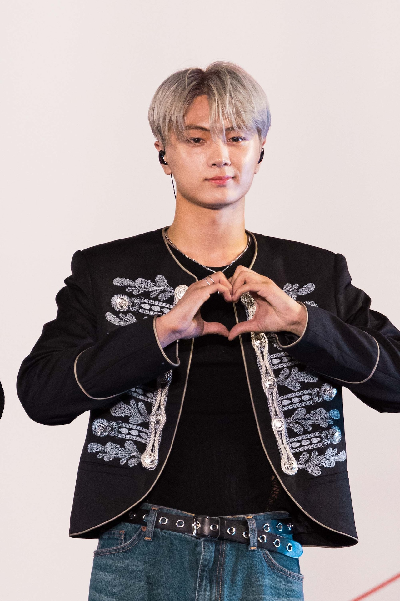 堂々とハートを作るJAY。（撮影：曽我美芽） - ENHYPENが六本木に帰っ