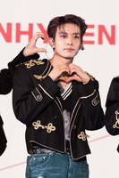 ハートを作り、ハートを作られるHEESEUNG。（撮影：曽我美芽）