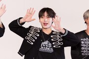 両手で手を振るSUNOO。(撮影:曽我美芽)