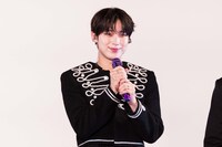 両手でマイクを握るSUNOO。（撮影：曽我美芽）