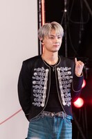 小指を差し出すJAY。（撮影：曽我美芽）