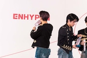水を飲むHEESEUNG(左)、水を受け取るJAKE(右)。(撮影:曽我美芽)