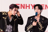 JAKEの話に耳を傾けるHEESEUNG。（撮影：曽我美芽）